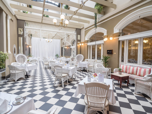 Hadleys Hotel - atrium